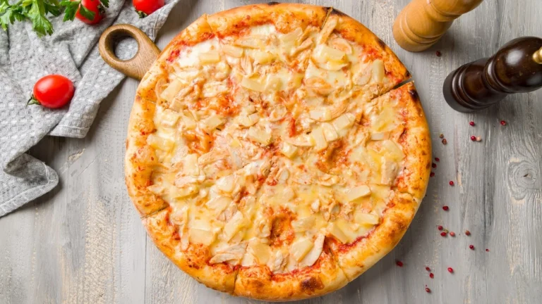 Pizza proteica de frango fácil e sem farinha; veja como fazer