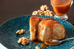 Bolo caçarola com calda de caramelo dourado e textura macia