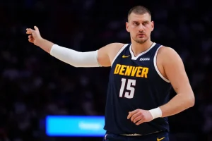 Nikola Jokic lidera disputa por MVP da NBA mesmo lesionado hoje