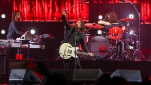 Foo Fighters abre turnê Take Cover com 18 músicas e homenagem a Pat Smear hoje