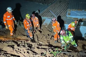 Três mortos em desabamento em Mendes Pimentel MG após fortes chuvas